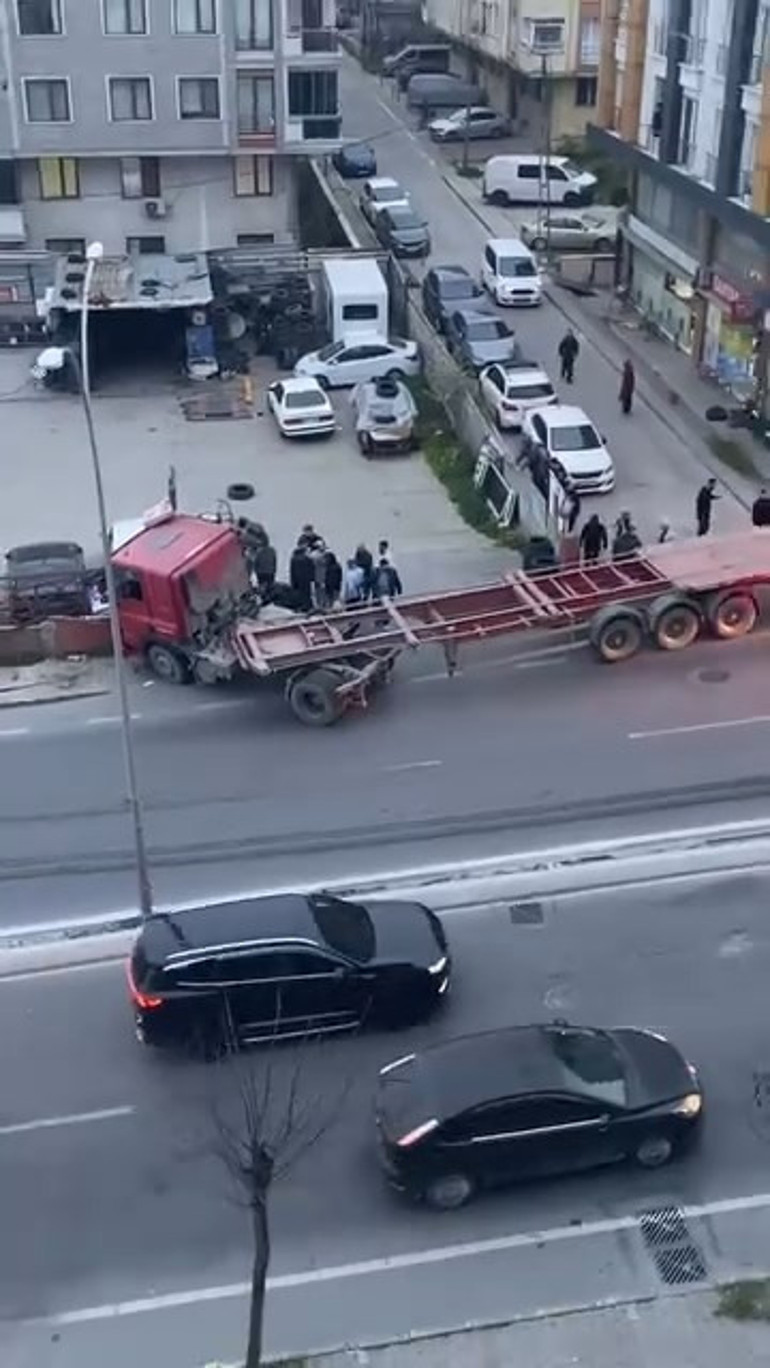 Beylikdüzünde TIRın çarptığı yaya hayatını kaybetti; kaza kamerada