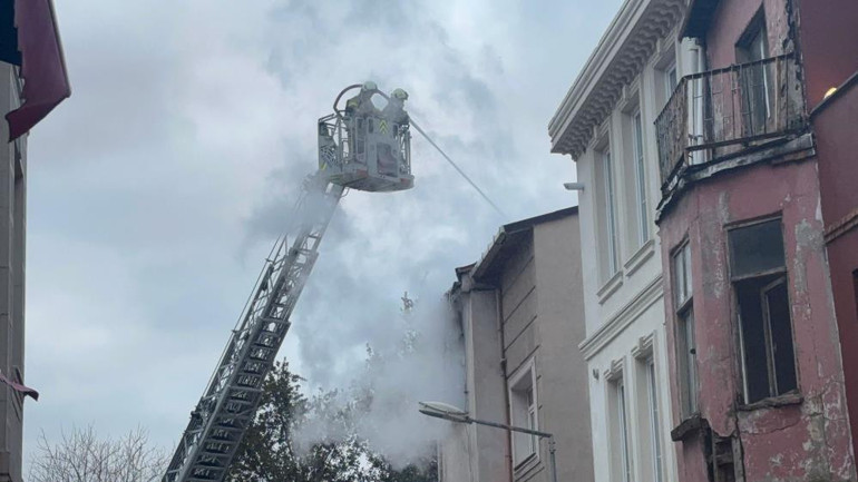 Son dakika... Fatihte 3 katlı binada yangın 1 kişi hayatını kaybetti, 7 kişi yaralandı