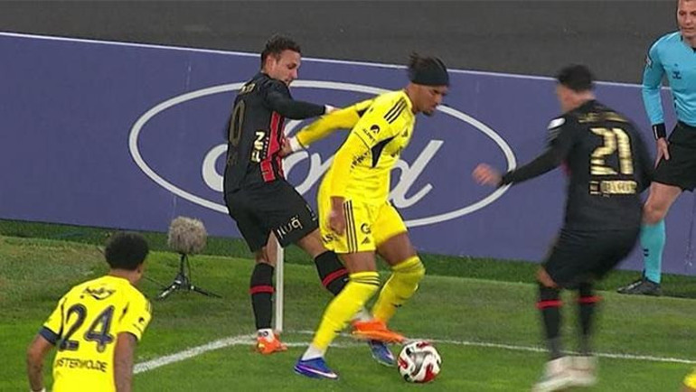 Karagümrük-Fenerbahçe maçında penaltı var mı Hakemler açıkladı: Kırmızı kart