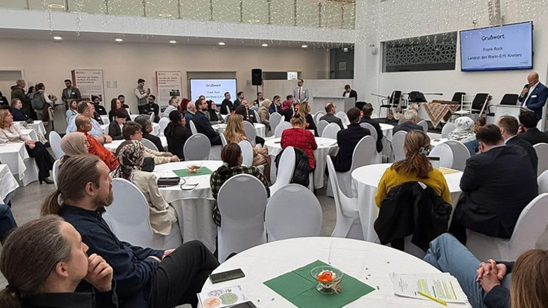 Almanyada Kriz Dönemlerinde Dinlerin Rolü diyalog toplantısı