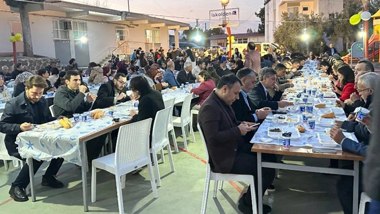 Köylüler ve çocukları iftar sofrasında buluştu