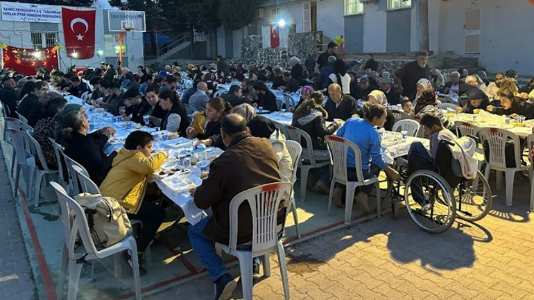 Köylüler ve çocukları iftar sofrasında buluştu