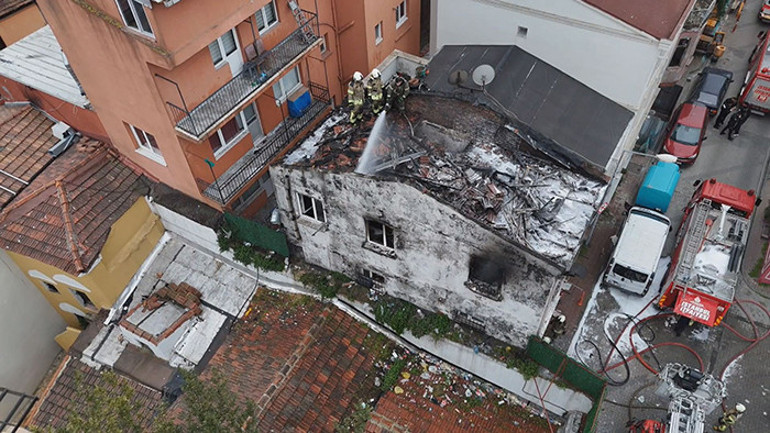 Son dakika... Fatihte 2 katlı binada yangın 1 kişi hayatını kaybetti, 5 kişi yaralandı