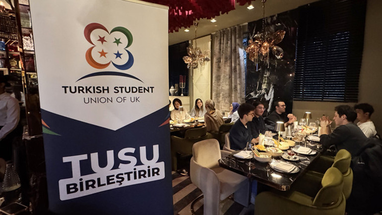 Başkonsolos Hasan Ulusoy Londrada Türk öğrencilerle iftarda buluştu