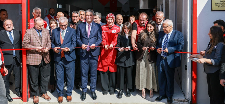Türk Kızılay Adana’da yeni aşevi açtı, tarihi Taşköprü’de iftar sofrası kurdu