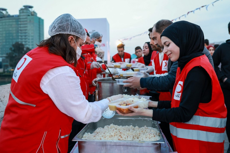 Türk Kızılay Adana’da yeni aşevi açtı, tarihi Taşköprü’de iftar sofrası kurdu