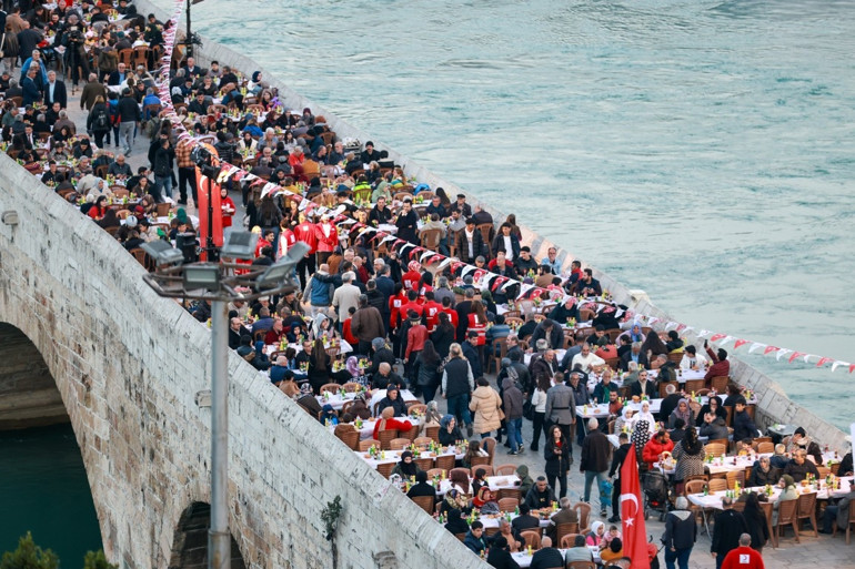 Türk Kızılay Adana’da yeni aşevi açtı, tarihi Taşköprü’de iftar sofrası kurdu