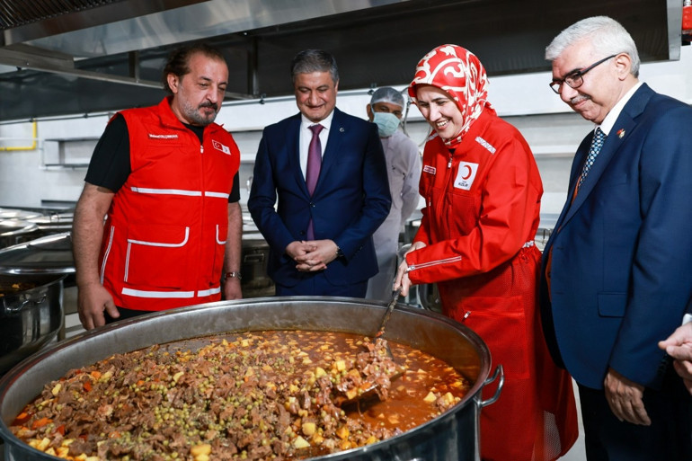 Türk Kızılay Adana’da yeni aşevi açtı, tarihi Taşköprü’de iftar sofrası kurdu