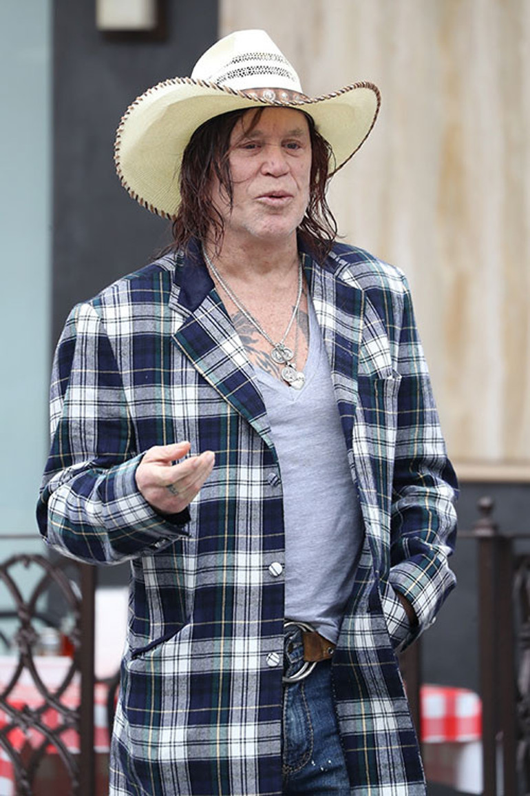 Onurunu ayaklar altına almak yerine evsiz kalmayı tercih etti: Kendisini sokağa atan ev sahibine ateş püskürdü