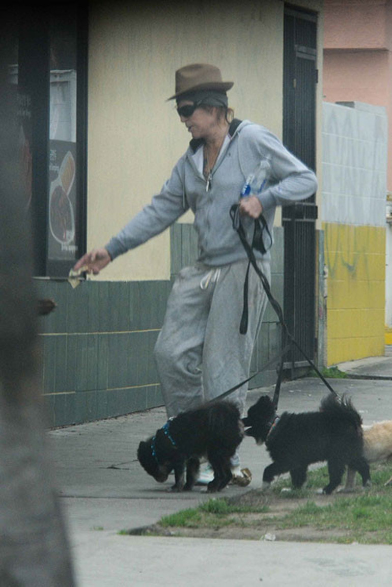 Onurunu ayaklar altına almak yerine evsiz kalmayı tercih etti: Kendisini sokağa atan ev sahibine ateş püskürdü