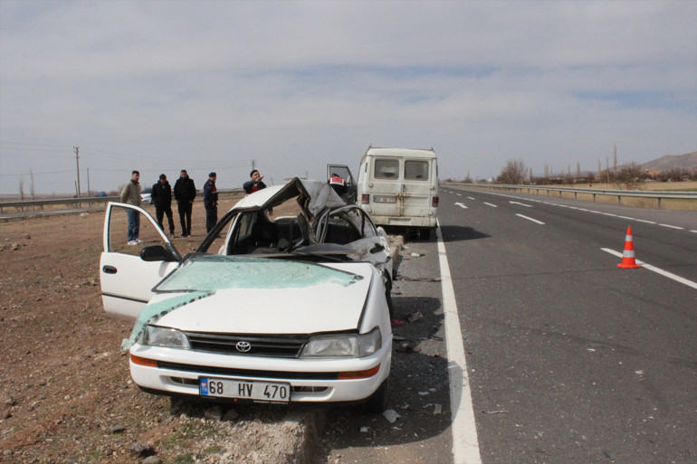 Aksarayda otomobil ile kamyonet kavşakta çarpıştı: 1 ölü, 1 yaralı