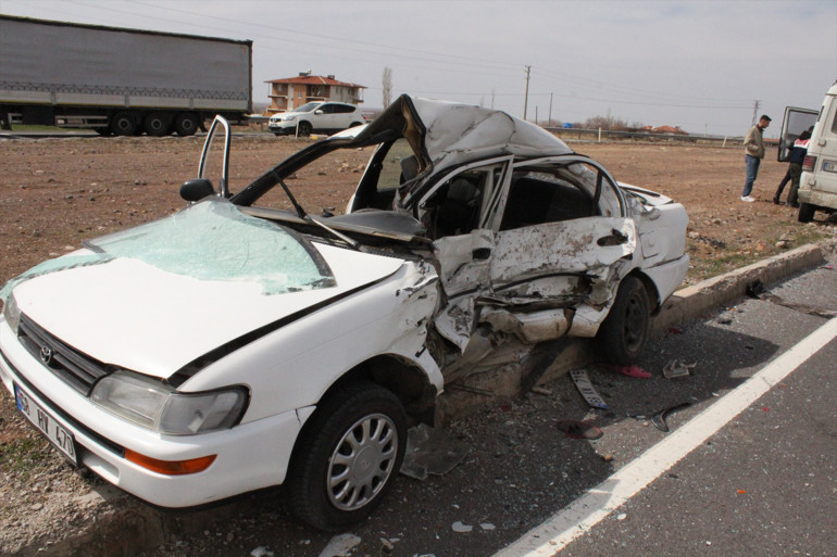 Aksarayda otomobil ile kamyonet kavşakta çarpıştı: 1 ölü, 1 yaralı
