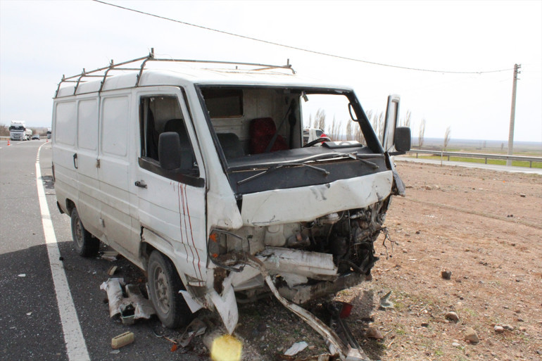 Aksarayda otomobil ile kamyonet kavşakta çarpıştı: 1 ölü, 1 yaralı