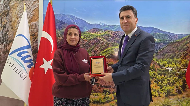 Yıllardır köydeki çocukları getirip götürüyor Vali tarafından plaket verildi: Bir şey olduğunda beni çağırıyorlar