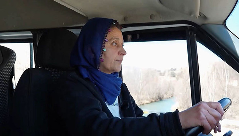 Yıllardır köydeki çocukları getirip götürüyor Vali tarafından plaket verildi: Bir şey olduğunda beni çağırıyorlar