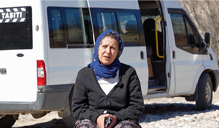 Yıllardır köydeki çocukları getirip götürüyor Vali tarafından plaket verildi: Bir şey olduğunda beni çağırıyorlar