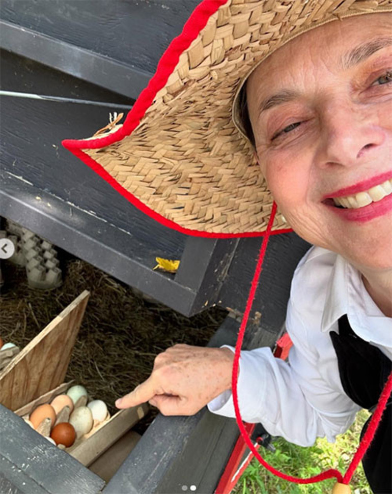 Yaş alıp oyunculuk teklifleri azalınca mektepli çiftçi oldu... Şimdi tavukların nasıl daha çok yumurtlayacağını hesaplıyor