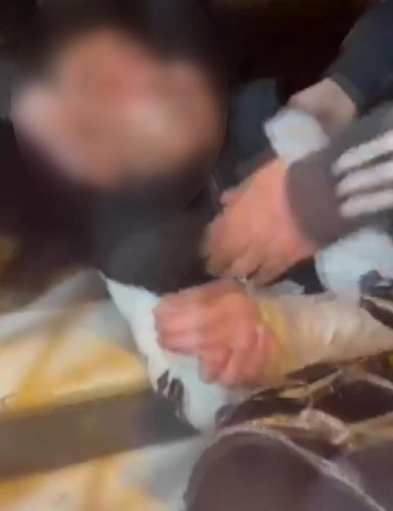 Dehşete düşüren olay Elleri ve ayakları bantlanarak akranları tarafından darbedildi
