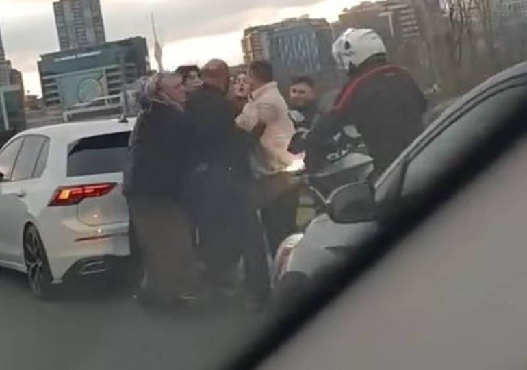 İstanbulda sürücülerin tekmeli yumruklu kavgası