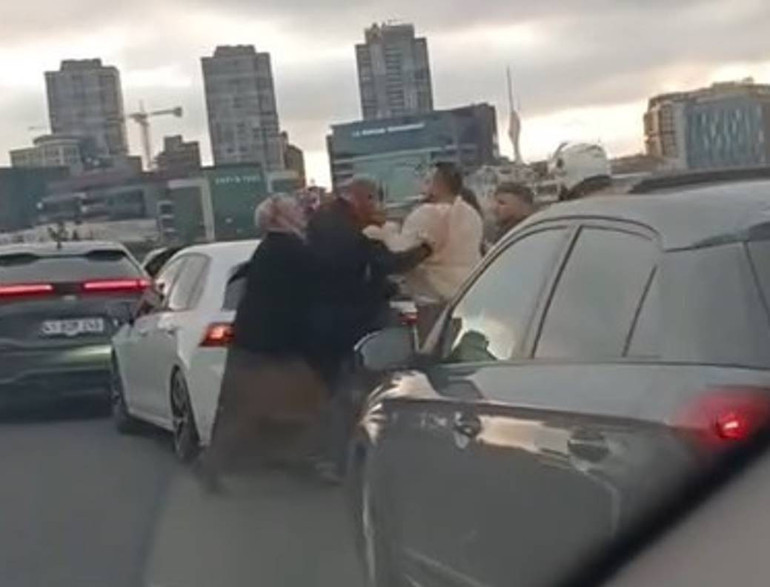 İstanbulda sürücülerin tekmeli yumruklu kavgası