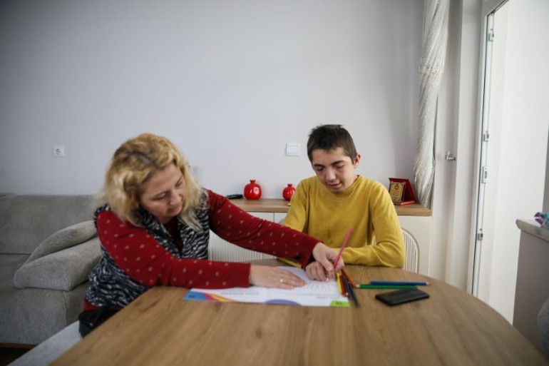 Ailesinden gizlemişler | Özel eğitim merkezinin yalanını kamera görüntüleri ortaya çıkardı