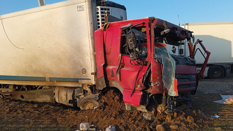 İranda yeri delen füzenin şarapnel parçasının isabet etmesiyle genç şoföre mezar olan TIRın görüntüsü ortaya çıktı