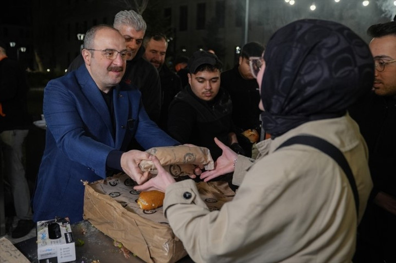  Saraçoğlundaki sahur buluşmasında sürpriz ziyaretçi