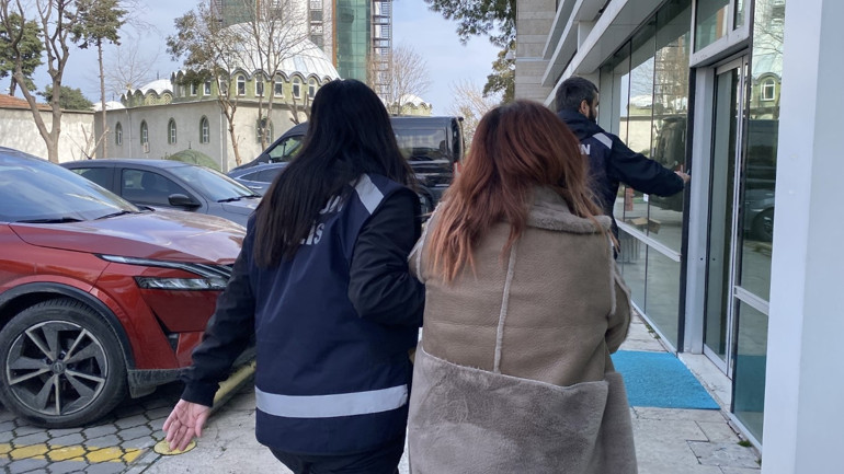  Zili çaldı, genç kadını yüzünden bıçakladı