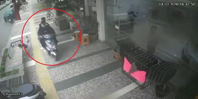 Kaldırımda motosiklet kullanan maganda 5 yaşındaki çocuğa çarptı
