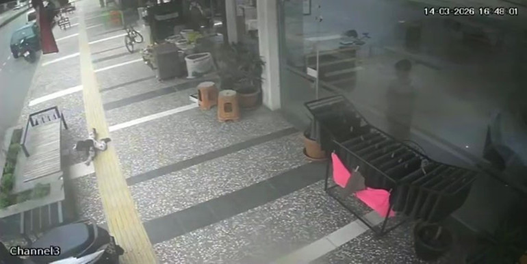 Kaldırımda motosiklet kullanan maganda 5 yaşındaki çocuğa çarptı