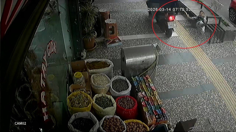 Kaldırımda motosiklet kullanan maganda 5 yaşındaki çocuğa çarptı