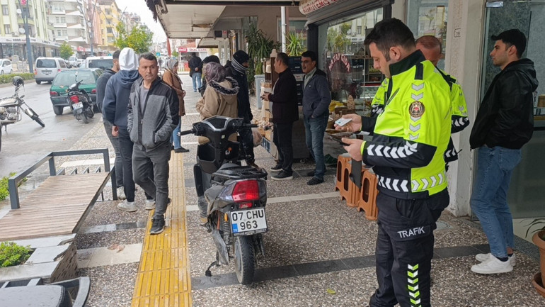 Kaldırımda motosiklet kullanan maganda 5 yaşındaki çocuğa çarptı