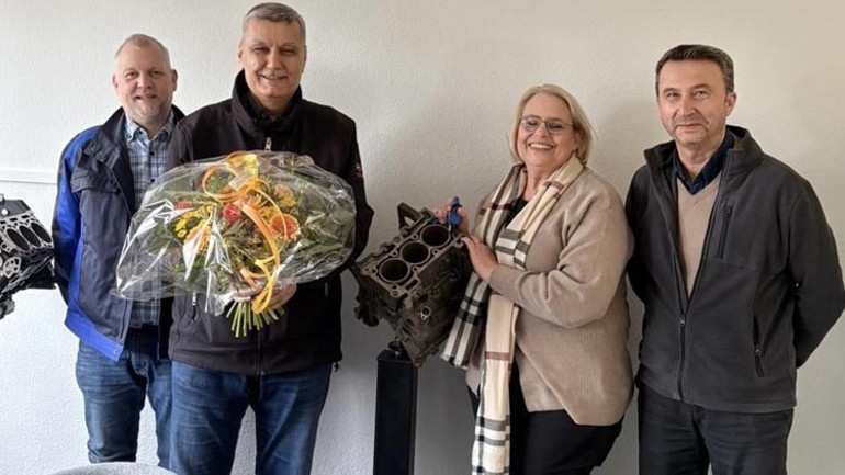 Emekli olan Türk motor ustası iki ayrı fabrikadan uğurlandı