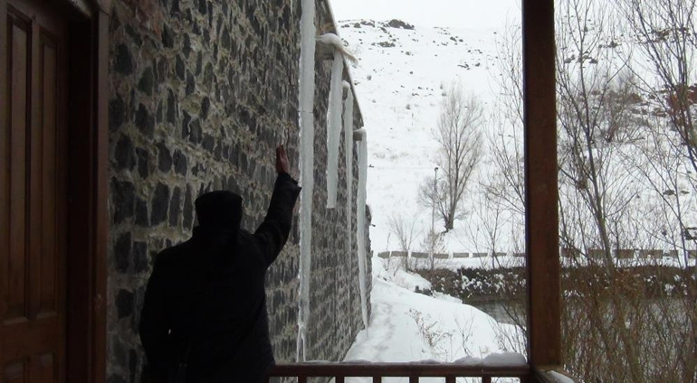 Çatılarda 3 metrelik buz sarkıtları oluştu: Hava şartları baya zorlaştı, Allah yardımcımız olsun
