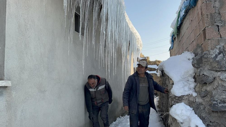 Çatılarda 3 metrelik buz sarkıtları oluştu: Hava şartları baya zorlaştı, Allah yardımcımız olsun
