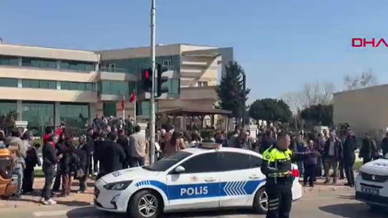 Son dakika... Antalyada Kepez Kaymakamlık binasında silah sesi duyuldu