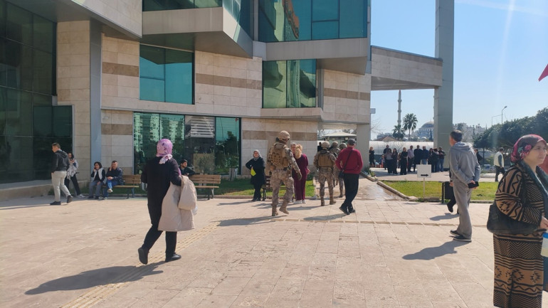 Antalyada Kepez Kaymakamlık binasında silah sesi duyuldu: 4.5 saatte ikna edildi Ateş ettiği anlar kamerada