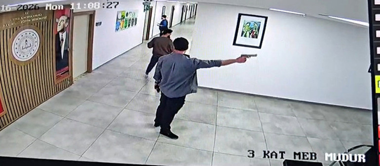 Antalyada Kepez Kaymakamlık binasında silah sesi duyuldu: 4.5 saatte ikna edildi Ateş ettiği anlar kamerada