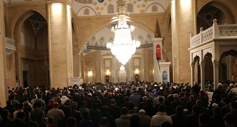 Tüm yurtta Kadir Gecesi dualarla idrak edildi