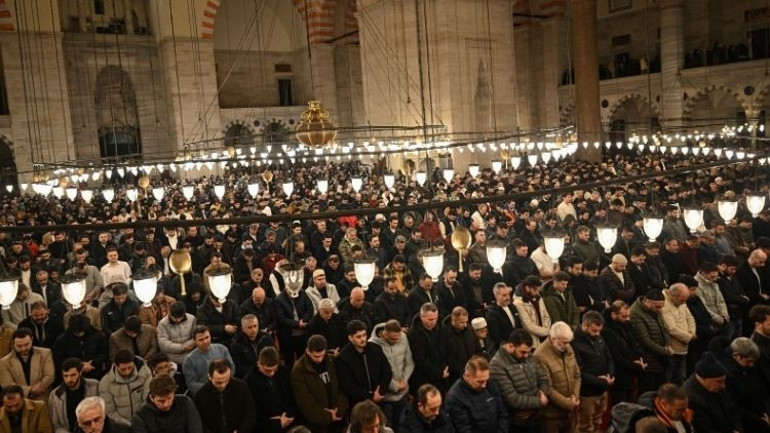 Tüm yurtta Kadir Gecesi dualarla idrak edildi