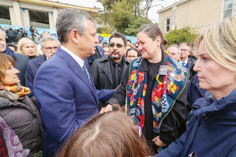 Prof. Dr. İlber Ortaylı’yı gözyaşlarıyla uğurladık… Tarihteki yerini aldı
