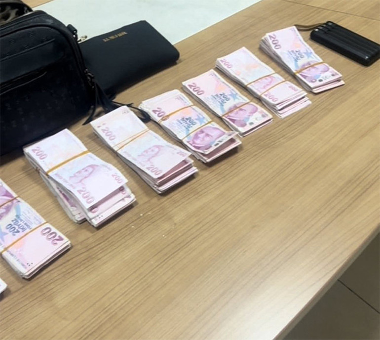 Yolda yürürken çanta buldu: 176 bin lirayı sahibine ulaştırdı