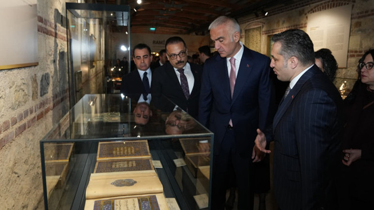İki İznik Çinisi yıllar sonra yeniden Türkiye’de... Osmanlı sultanlarının kutsal emanet hürmeti gün yüzüne çıktı