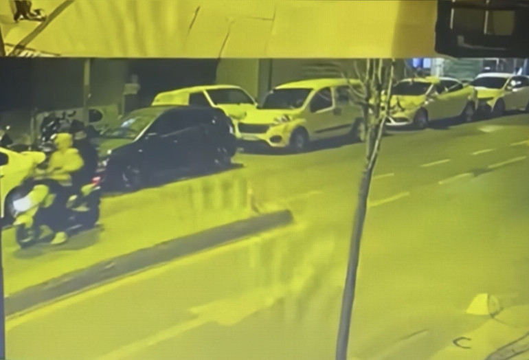 Motosikletle önünü kesip silahla vurdular 17 yaşındaki 2 şüpheli tutuklandı... Ne bakıyorsun dedi ayaklarına sıktık