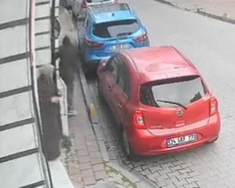 Sokakta durarak telefona bakan kadının elindeki telefonu çalıp kaçtı