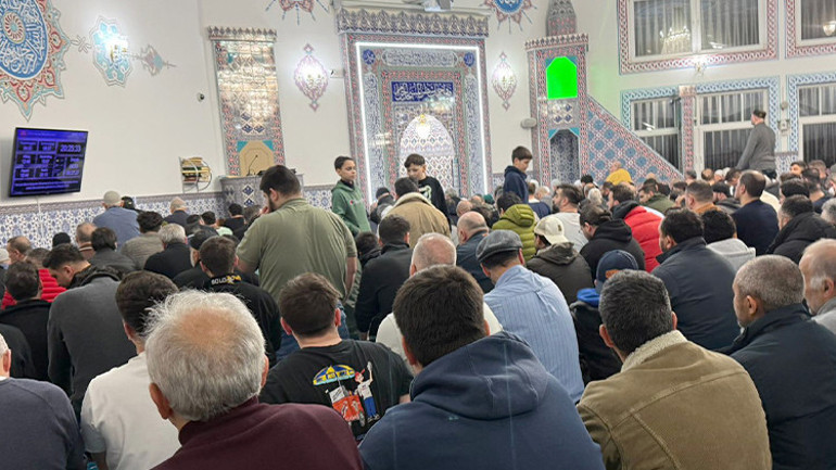 Kadir Gecesi’nde Mimar Sinan Camii’ne yoğun katılım