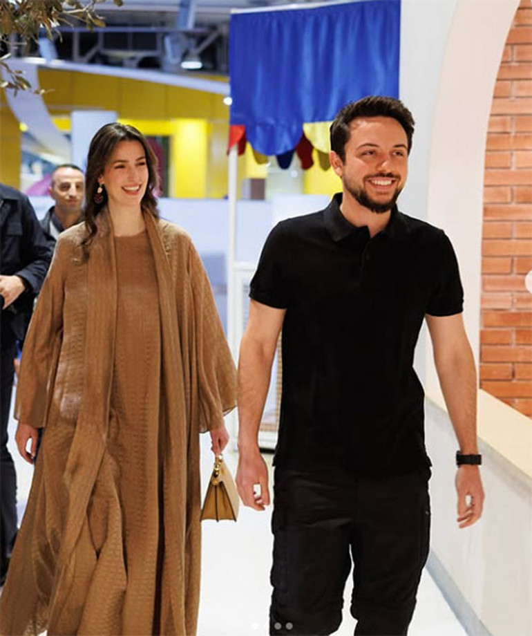  Son gördüğümüzde bol elbise giymişti... Karın hamileyse biz de sevinelim