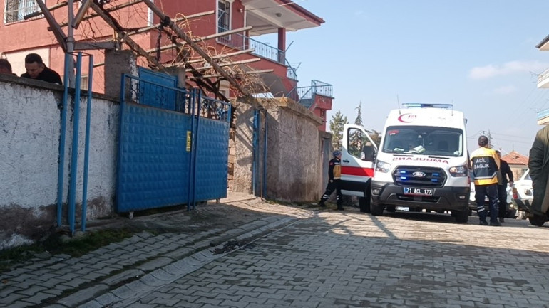 Ailesinin ulaşamadığı genç, evde ölü bulundu