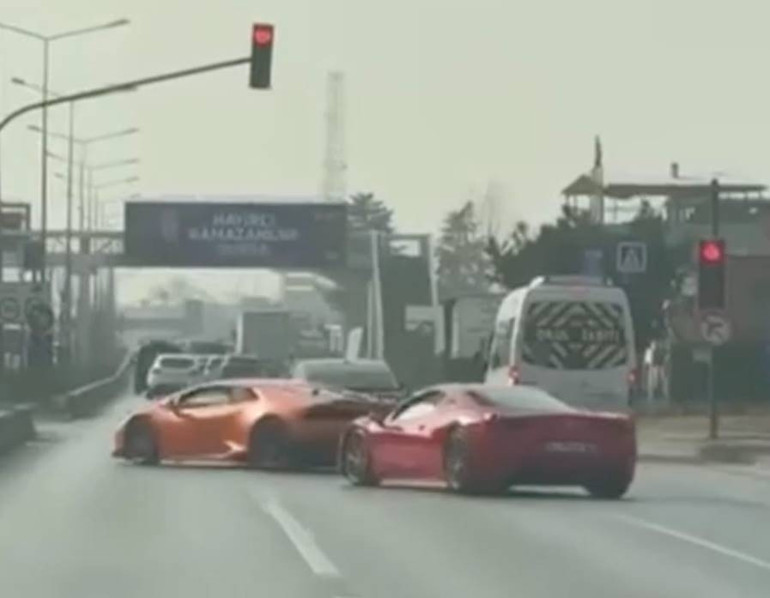  İki lüks aracın sürücülerine 100 bin lira ceza, ehliyetlere el konuldu