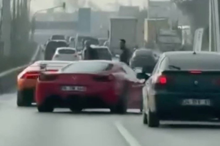  İki lüks aracın sürücülerine 100 bin lira ceza, ehliyetlere el konuldu